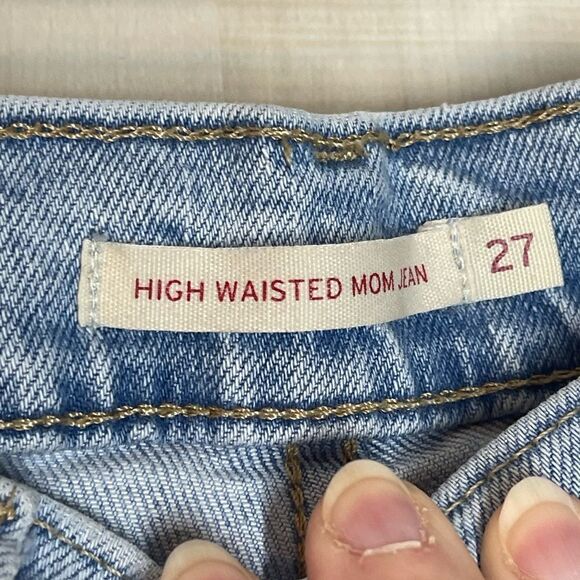 Levi’s high rise mom jeans light wash distressed, size 27 - Picture 8 of 16